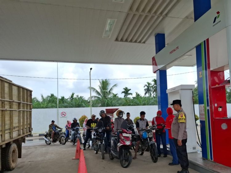 Polsek Kawasan Pelabuhan Marina Amankan Ibadah Minggu di Gereja Santo Paulus Kuala Tungkal, Ibadah Berlangsung Aman dan Khidmat