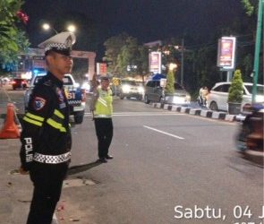 Polsek Kawasan Pelabuhan Marina Amankan Ibadah Minggu di Gereja Santo Paulus Kuala Tungkal, Ibadah Berlangsung Aman dan Khidmat