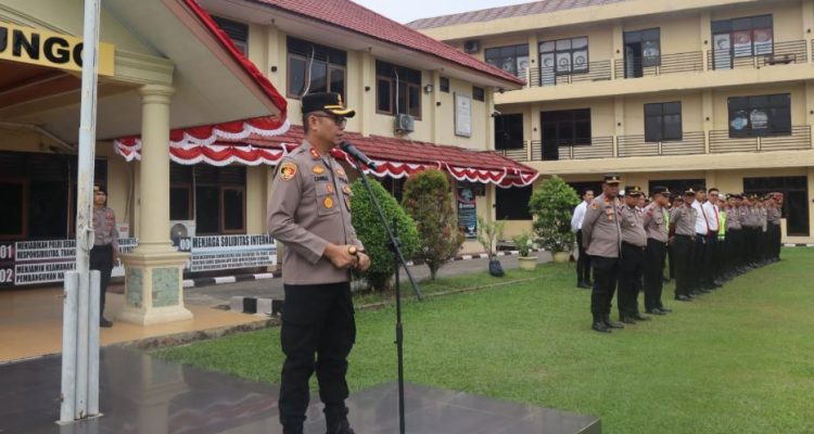 Polsek Kawasan Pelabuhan Marina Amankan Ibadah Minggu di Gereja Santo Paulus Kuala Tungkal, Ibadah Berlangsung Aman dan Khidmat