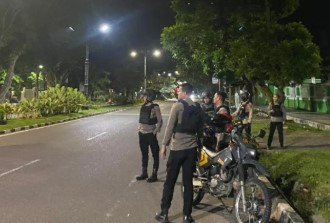 Polsek Kawasan Pelabuhan Marina Amankan Ibadah Minggu di Gereja Santo Paulus Kuala Tungkal, Ibadah Berlangsung Aman dan Khidmat