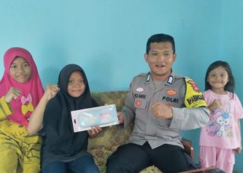 Bhabinkamtibmas Polsek Bathin II Babeko Berikan Bantuan kepada Anak Berprestasi, Wujud Kepedulian Polri terhadap Pendidikan