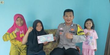 Bhabinkamtibmas Polsek Bathin II Babeko Berikan Bantuan kepada Anak Berprestasi, Wujud Kepedulian Polri terhadap Pendidikan