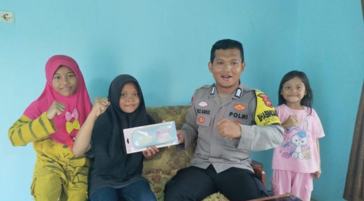 Bhabinkamtibmas Polsek Bathin II Babeko Berikan Bantuan kepada Anak Berprestasi, Wujud Kepedulian Polri terhadap Pendidikan