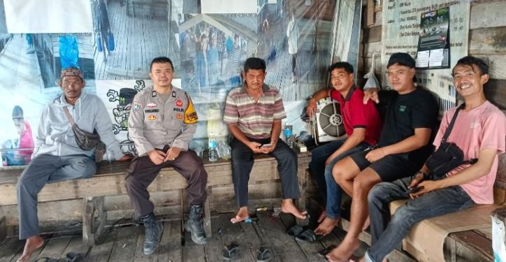 Bhabinkamtibmas Polsek Tungkal Ilir Intensifkan Sambang Warga, Sampaikan Imbauan Kamtibmas dan Pencegahan Karhutla
