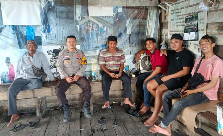 Bhabinkamtibmas Polsek Tungkal Ilir Intensifkan Sambang Warga, Sampaikan Imbauan Kamtibmas dan Pencegahan Karhutla