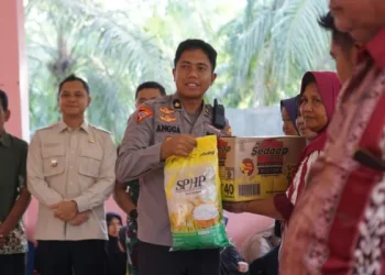 Polres Sarolangun Salurkan 130 Paket Sembako untuk Warga Terdampak Banjir di Mandiangin Timur