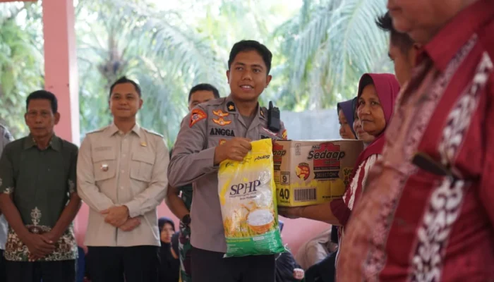Polres Sarolangun Salurkan 130 Paket Sembako untuk Warga Terdampak Banjir di Mandiangin Timur