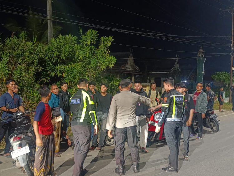 Respons Cepat Pamapta Polres Tanjab Barat Tindak Lanjuti Laporan Warga, Amankan TKP Kecelakaan di Jalan Sumatra