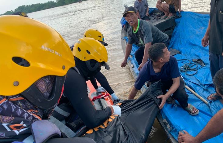 Polres Tanjab Barat Bersama Tim Gabungan Berhasil Evakuasi Korban Tenggelam di Sungai Pengabuan