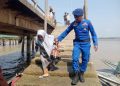 Satpolairud Polres Tanjab Barat Tunjukkan Pelayanan Humanis, Bantu Lansia Turun ke Perahu dengan Aman