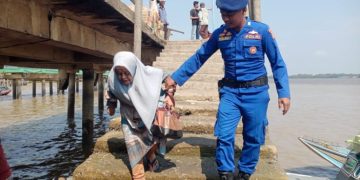 Satpolairud Polres Tanjab Barat Tunjukkan Pelayanan Humanis, Bantu Lansia Turun ke Perahu dengan Aman