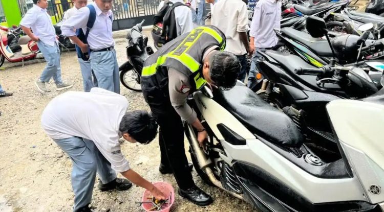 Polantas Menyapa, Satlantas Polres Merangin Edukasi Pelajar dan Tertibkan 15 Knalpot Brong di SMKN 1 Merangin