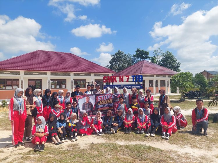 Cegah Kenakalan Remaja, Bhabinkamtibmas Polsek Betara Berikan Penyuluhan kepada Pelajar SMKN 7 Tanjung Jabung Barat