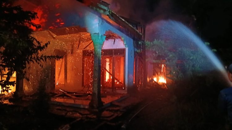 Satu Unit Rumah di Pematang Gajah Muaro Jambi Ludes Terbakar