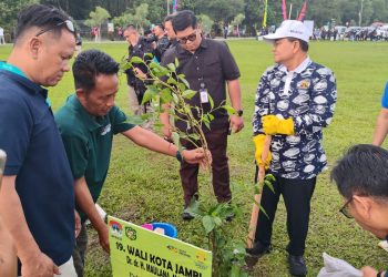 Wali Kota Jambi Tanam Pohon Kenangan di Taman Cadika Hutan Kota Medan