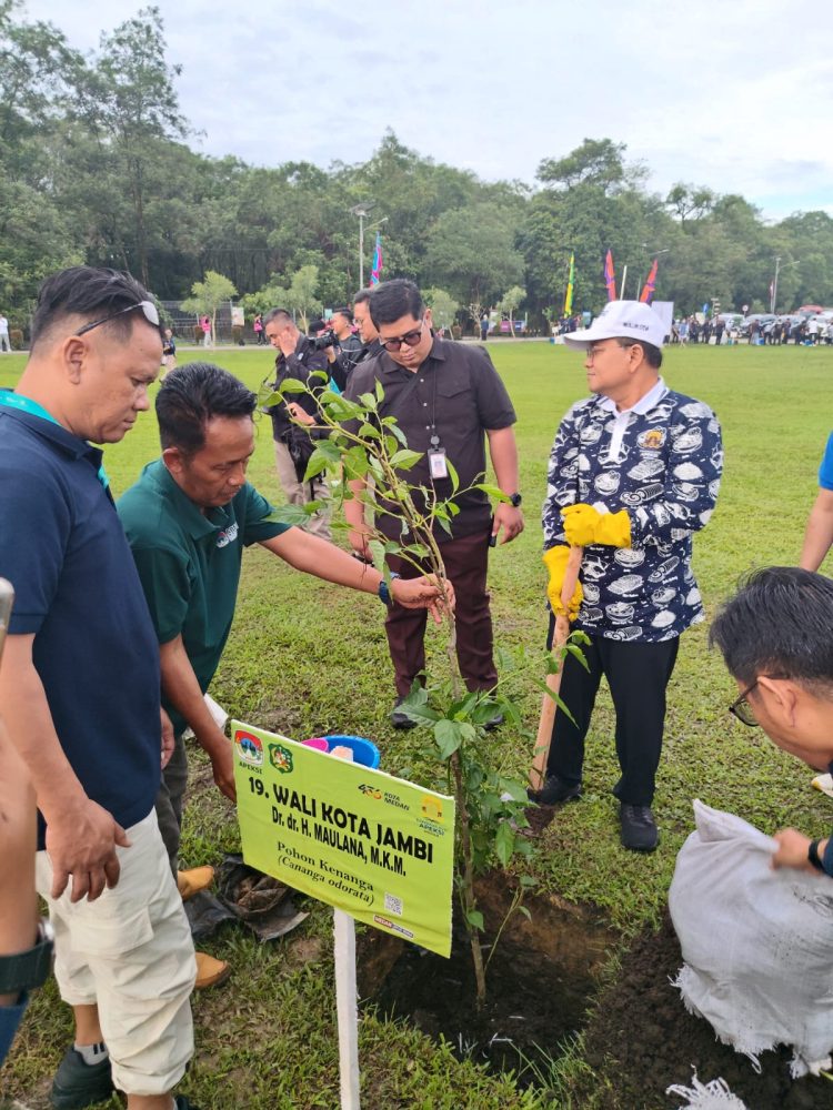 Wali Kota Jambi Tanam Pohon Kenangan di Taman Cadika Hutan Kota Medan