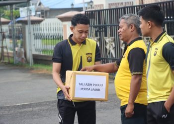 Polres Tanjab Barat Salurkan Bantuan Sosial dan Tali Asih Kepada Korban Kebakaran Aspol Polda Jambi
