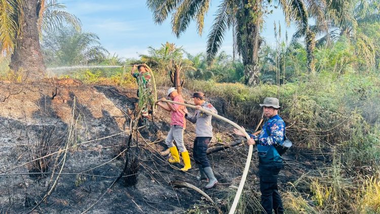 Personel Polsek Merlung Lakukan Ground Check dan Pendinginan Lahan Pascakebakaran di Muara Papalik