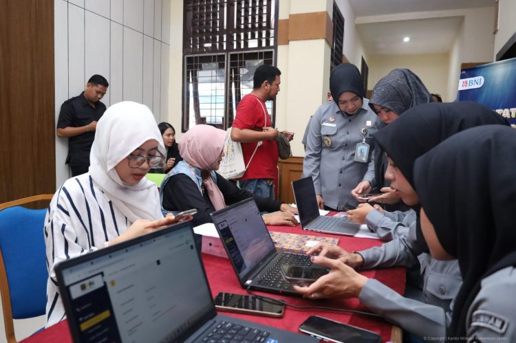 Semarak HUT RI ke-81, Bhabinkamtibmas Polsek Merlung Hadiri Senam dan Lomba PKK Bersama Warga