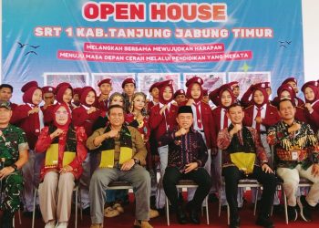 Bakesbangpol Batanghari Bagikan 10 Juta Bendera Merah Putih kepada Masyarakat