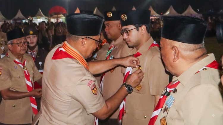 Wawako Jambi Terima Lencana Darma Bakti Pramuka dari Ketua Kwartir Nasional Gerakan Pramuka