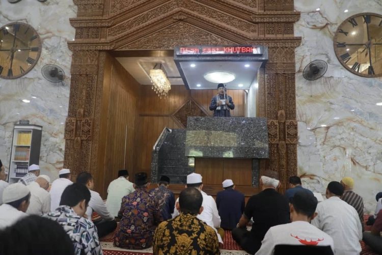 Bupati Tanjab Barat Isi Khutbah Safari Jum’at di Masjid Nurdin