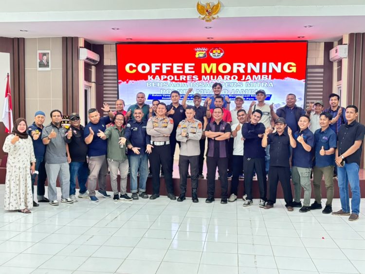 Pengecekan Handphone Personel Polsek Mestong Dalam Rangka Pencegahan Personel Bermain Judi Online