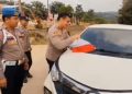 Polsek Bahar Selatan Menunjukkan Semangat Nasionalisme dan Kepedulian Terhadap Masyarakat Melalui Kegiatan Pembagian Sekaligus Pemasangan Bendera Merah Putih ke Pengendara