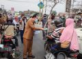 Bupati Muaro Jambi Bagi-bagi Masker ke Masyarakat di Tengah Kabut Asap