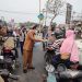 Bupati Muaro Jambi Bagi-bagi Masker ke Masyarakat di Tengah Kabut Asap