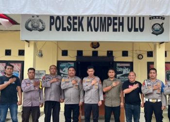 Wakapolres Muaro Jambi Kompol Aroni Chandra, S.H., M.H. Menghadiri Kegiatan Olahraga Bersama yang Dirangkaikan dengan Peresmian Lapangan Bulutangkis
