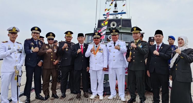 Semarak HUT RI ke-81 di Perairan Sungai Pengabuan, Bea Cukai Jambi dan Forkopimda Tanjab Barat Kibarkan Semangat Kemerdekaan