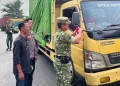 Gelorakan Nasionalisme, Camat di Kabupaten Muaro Jambi Bagikan Ratusan Bendera Merah Putih