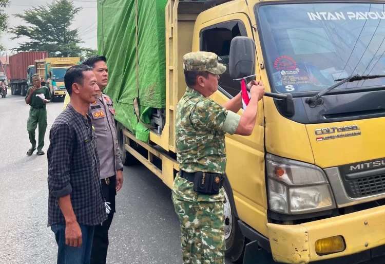 Gelorakan Nasionalisme, Camat di Kabupaten Muaro Jambi Bagikan Ratusan Bendera Merah Putih