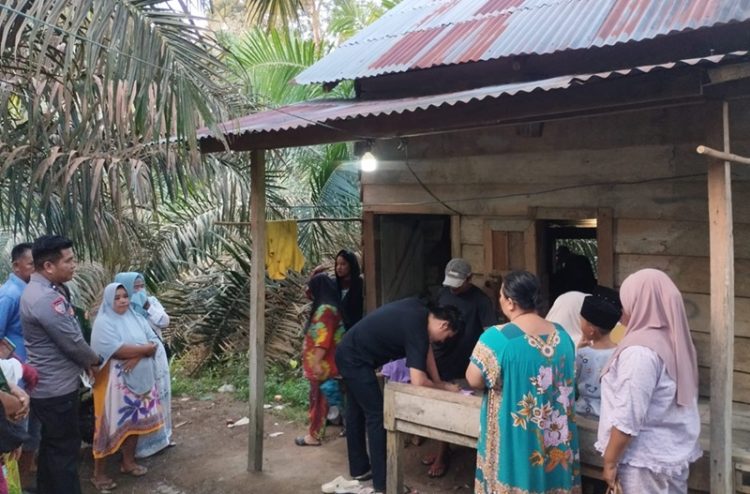 Bakesbangpol Batanghari Bagikan 10 Juta Bendera Merah Putih kepada Masyarakat