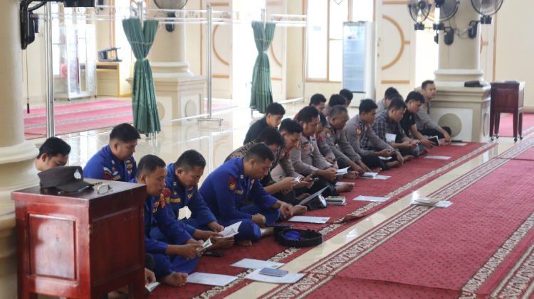 Wakapolres Tanjab Barat Pimpin Pembinaan Rohani dan Mental Personel Wujudkan Polri Presisi
