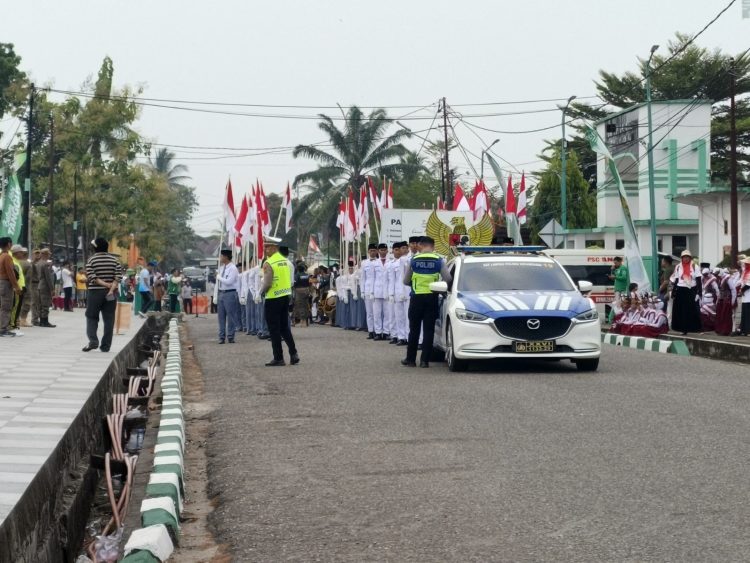 Pawai Pembangunan Meriahkan HUT ke-81 RI, Polres Batang Hari Sigap Amankan dan Atur Lalu Lintas