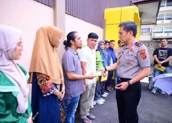 Kapolda Jambi Berikan Tali Asih kepada Korban Kebakaran Aspol Polda Jambi