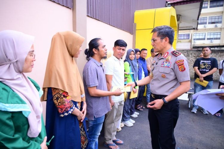 Kapolda Jambi Berikan Tali Asih kepada Korban Kebakaran Aspol Polda Jambi