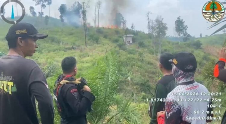 Satgas Karhutla Gabungan Temukan dan Padamkan Titik Api Saat Patroli Karhutla di Tahura Batanghari