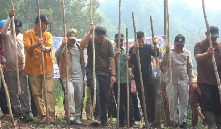 Canda Tawa di Hutan Desa, Bupati M. Syukur Manugal Padi dan Salurkan Bantuan Pertanian