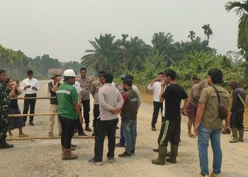 Masyarakat Parit Culum II Blokir Akses Jalan Menuju PT. PAS