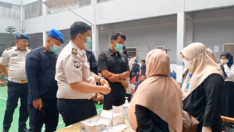 Razia Gabungan Gempur Lapas Muara Sabak, Dua Blok Digeledah