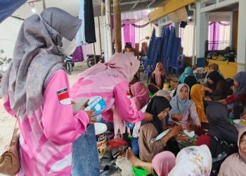 3 Bidan Desa Solok Ajak Warga Pakai Masker, Cegah ISPA Saat Kabut Asap
