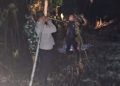 Polsek Sekernan Bersama BPBD dan Masyarakat Melakukan Pemadaman Kebakaran Lahan Perkebunan yang Terjadi di RT 11 Desa Bukit Baling
