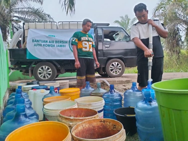 4.000 Liter Air di Tengah Krisis, Bantuan APHI Jambi Jadi Penolong Warga Rawa Pudak