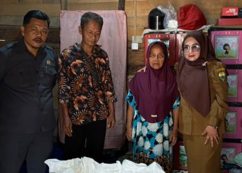 Kades Suko Awin Jaya, Idawati Berikan Bantuan Beras Kepada Warga yang Membutuhkan