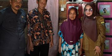 Kades Suko Awin Jaya, Idawati Berikan Bantuan Beras Kepada Warga yang Membutuhkan