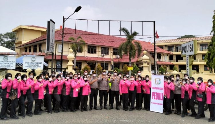 Peduli Dampak Kabut Asap Karhutla, Kapolres Bungo Bagikan 1.000 Masker kepada Masyarakat