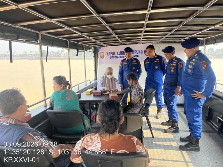 Kapal Klinik Terapung Ditpolairud Polda Jambi Berikan Layanan Kesehatan Gratis untuk Warga Pesisir Sungai Batanghari